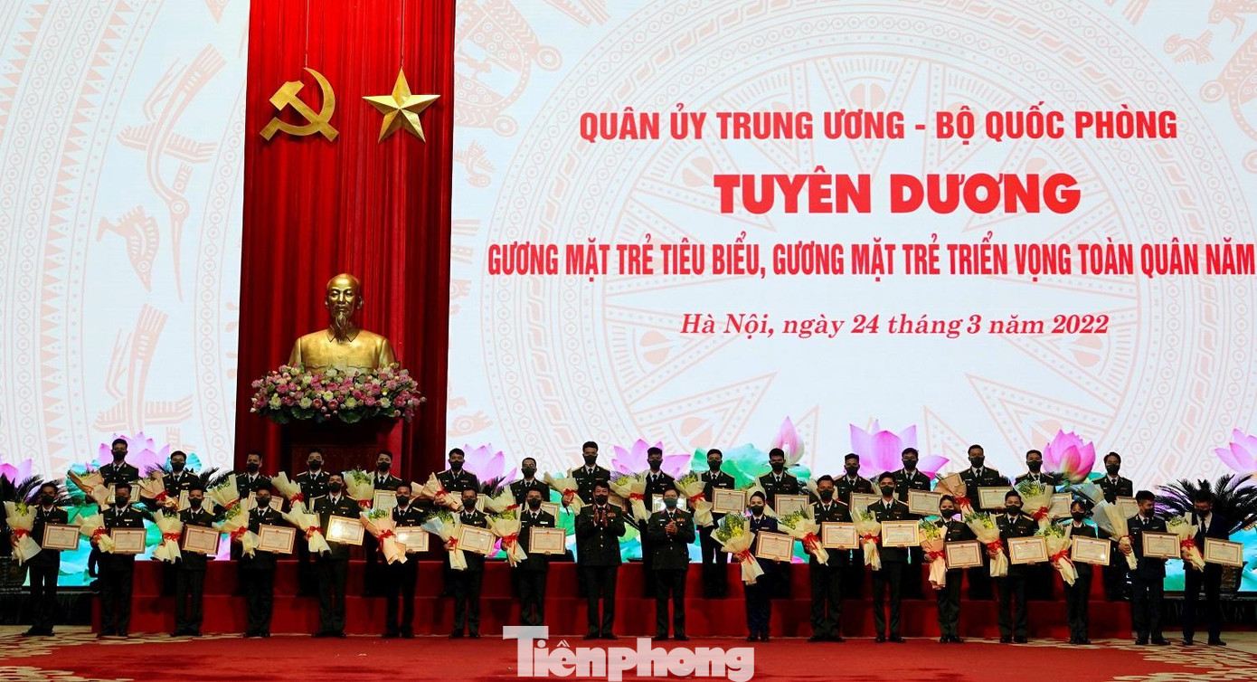 Đại tướng Lương Cường, Chủ nhiệm Tổng cục Chính trị QĐND Việt Nam và Thượng tướng Nguyễn Tân Cương, Tổng Tham mưu trưởng QĐND Việt Nam trao Bằng khen, tặng hoa cho các GMTTV toàn quân 2021