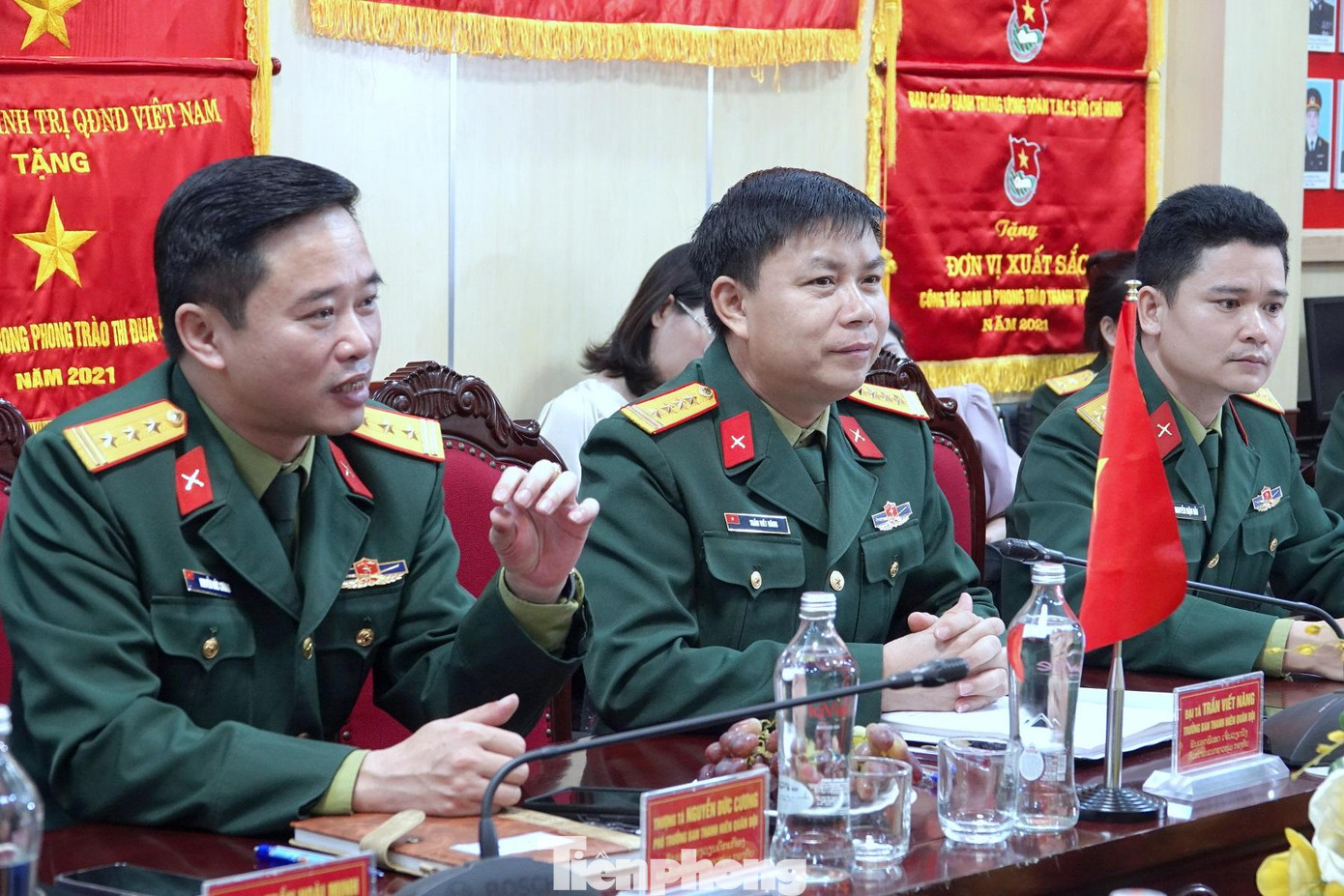 Thượng tá Nguyễn Đức Cương (ngoài cùng bên trái) - Phó trưởng Ban Thanh niên Quân đội chia sẻ ý kiến tại tọa đàm