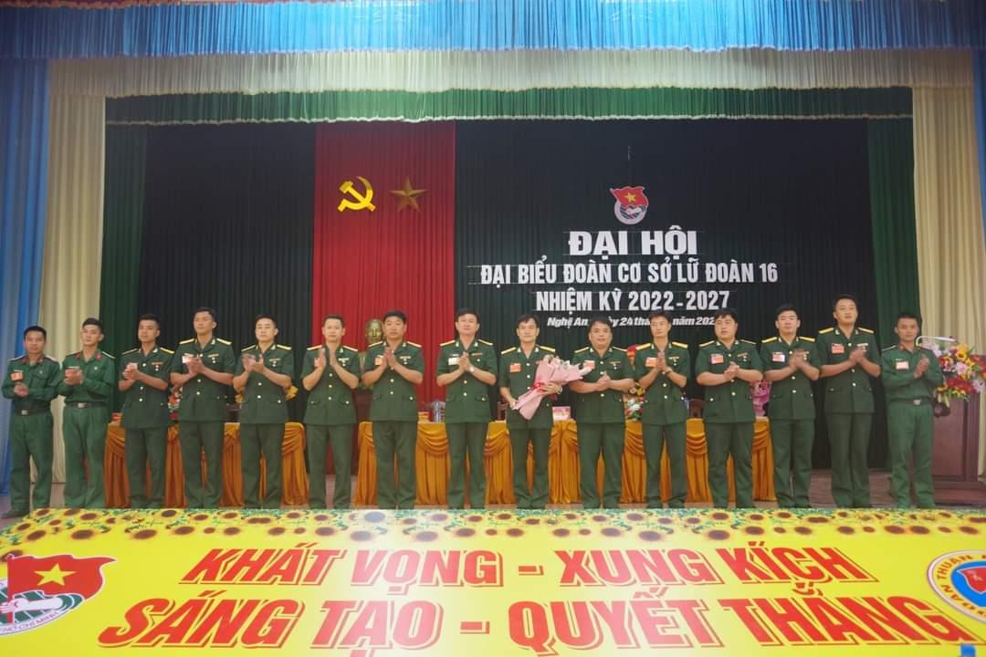 Lãnh đạo Lữ đoàn 16 chúc mừng đoàn đại biểu gồm 12 đồng chí được bầu đi dự đại hội Đoàn cấp trên