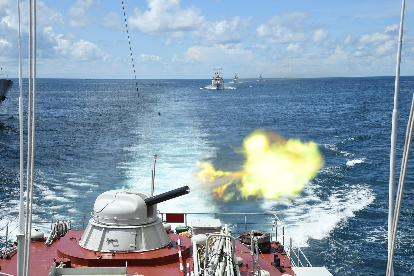 Pháo AK630 trên Tàu 265 (Hải đội 512, Lữ đoàn 127) khai hỏa tiêu diệt mục tiêu Pháo AK630 trên Tàu 265 (Hải đội 512, Lữ đoàn 127) khai hỏa tiêu diệt mục tiêu