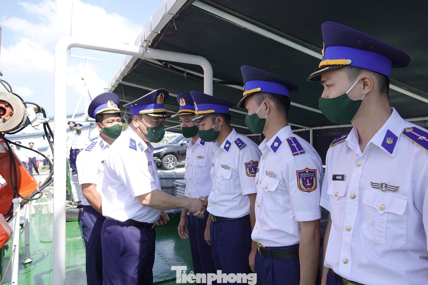Thiếu tướng Lê Quang Đạo thăm cán bộ, chiến sĩ tàu CSB 3007 thuộc Hải đội 422, Hải đoàn 42, Vùng CSB 4. Ảnh: Nguyễn Minh Thiếu tướng Lê Quang Đạo thăm cán bộ, chiến sĩ tàu CSB 3007 thuộc Hải đội 422, Hải đoàn 42, Vùng CSB 4. Ảnh: Nguyễn Minh
