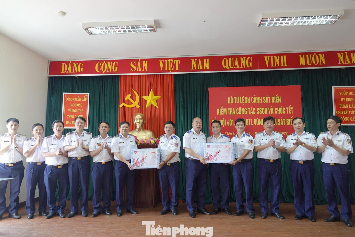 Thiếu tướng Lê Quang Đạo và Đại tá Trần Văn Xuân, Phó Chính ủy kiêm Chủ nhiệm Chính trị CSB Việt Nam cùng đoàn công tác trao tặng quà chúc Tết cán bộ, chiến sĩ Vùng CSB 4. Ảnh: Nguyễn Minh Thiếu tướng Lê Quang Đạo và Đại tá Trần Văn Xuân, Phó Chính ủy kiêm Chủ nhiệm Chính trị CSB Việt Nam cùng đoàn công tác trao tặng quà chúc Tết cán bộ, chiến sĩ Vùng CSB 4. Ảnh: Nguyễn Minh