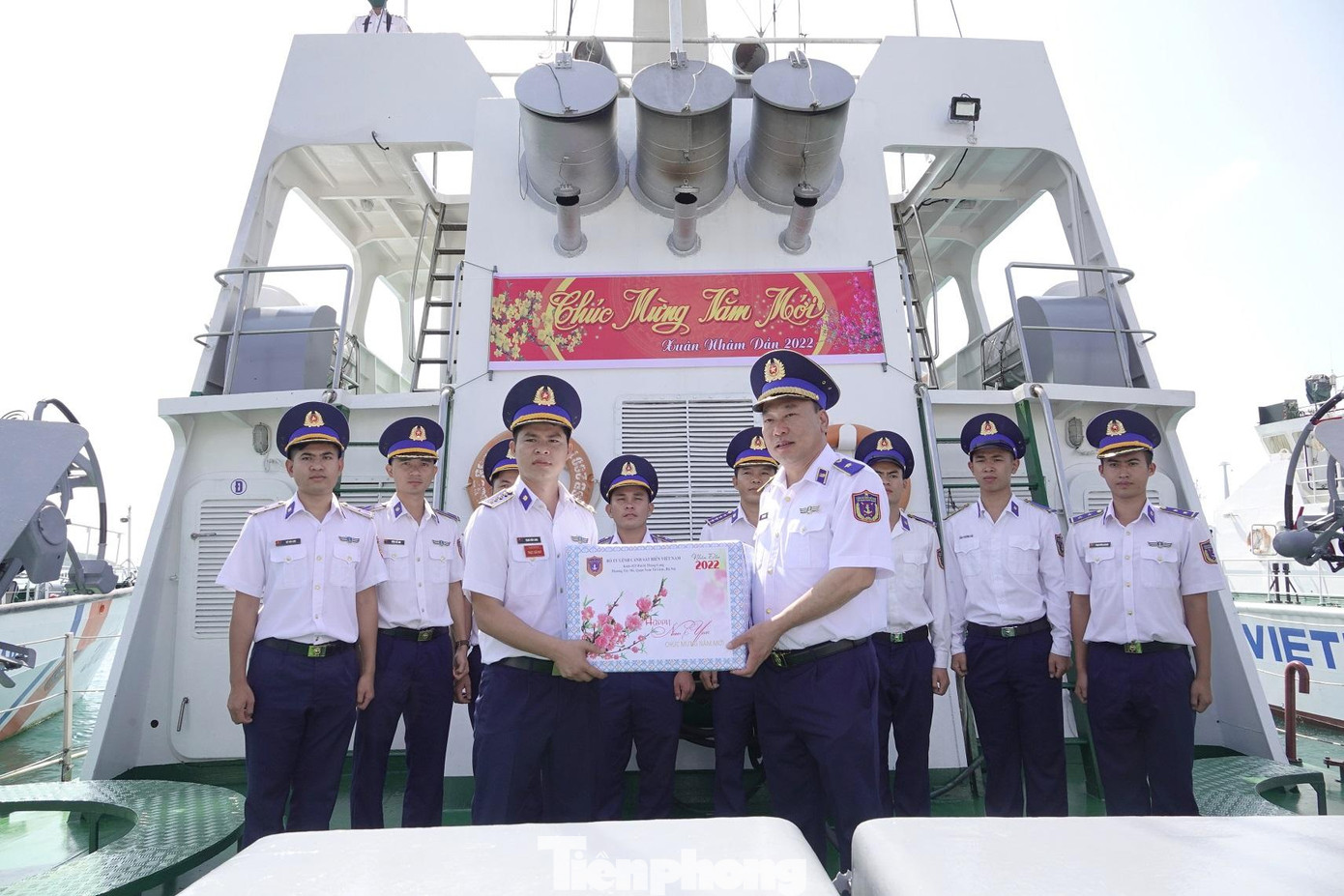 Thiếu tướng Lê Quang Đạo tới thăm, động viên cán bộ, chiến sĩ tàu CSB 2001 thuộc Hải đội 401, Vùng CSB 4 trước khi tàu đi làm nhiệm vụ trực Tết trên biển. Ảnh: Nguyễn Minh Thiếu tướng Lê Quang Đạo tới thăm, động viên cán bộ, chiến sĩ tàu CSB 2001 thuộc Hải đội 401, Vùng CSB 4 trước khi tàu đi làm nhiệm vụ trực Tết trên biển. Ảnh: Nguyễn Minh