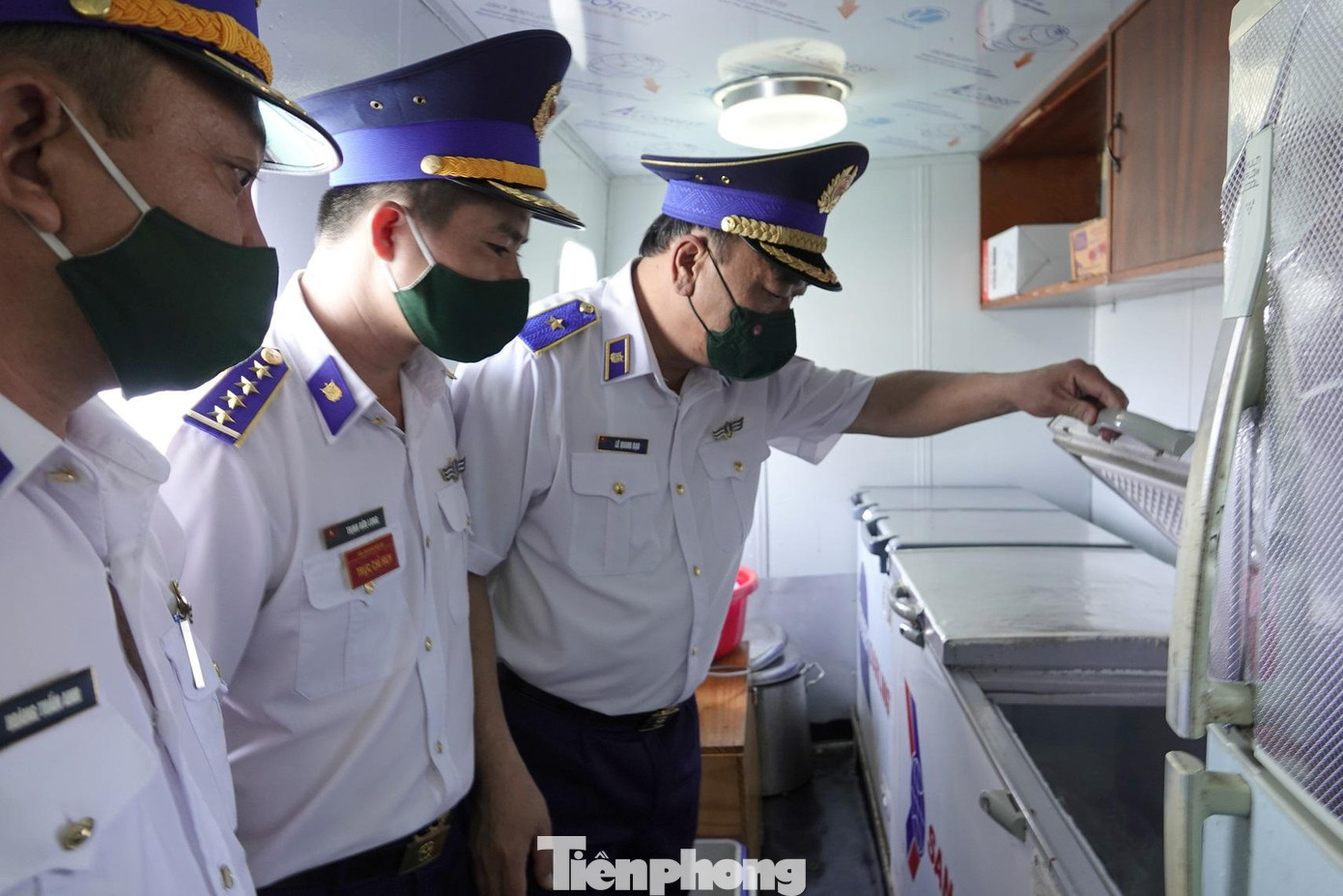 Tư lệnh Lê Quang Đạo kiểm tra công tác đảm bảo hậu cần cho bộ đội trên tàu CSB 2001. Ảnh: Nguyễn Minh Tư lệnh Lê Quang Đạo kiểm tra công tác đảm bảo hậu cần cho bộ đội trên tàu CSB 2001. Ảnh: Nguyễn Minh