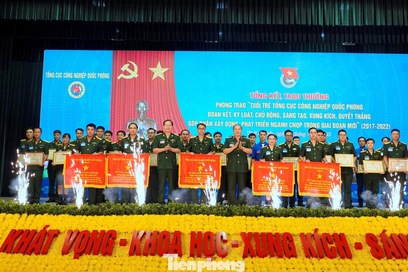 Trong khuôn khổ ĐH, chiều 28/7, Tổng cục CNQP đã tổ chức trao tặng Cờ thi đua, Bằng khen cho các Đoàn cơ sở, cán bộ Đoàn và ĐVTN tiêu biểu giai đoạn 2022-2027