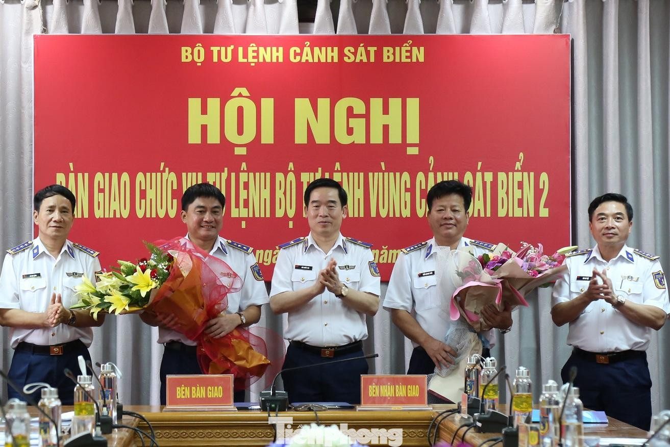 Thiếu tướng Bùi Quốc Oai, Chính uỷ Cảnh sát biển Việt Nam tặng hoa chúc mừng Đại tá Trần Quang Tuấn và Thượng tá Trần Xuân Lương, sáng 14/4