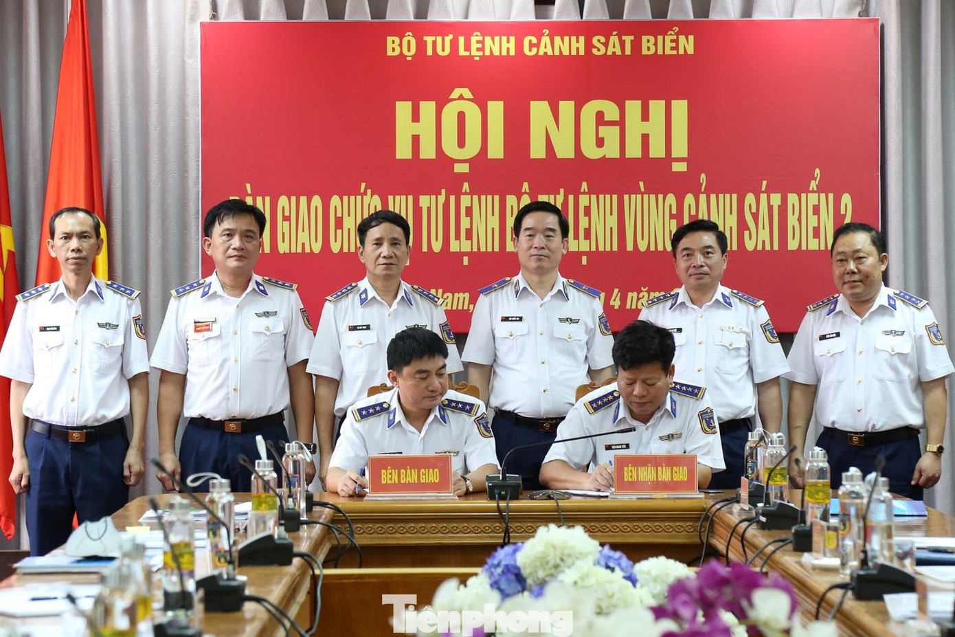 Đại tá Trần Quang Tuấn và Thượng tá Trần Xuân Lương ký kết biên bản bàn giao