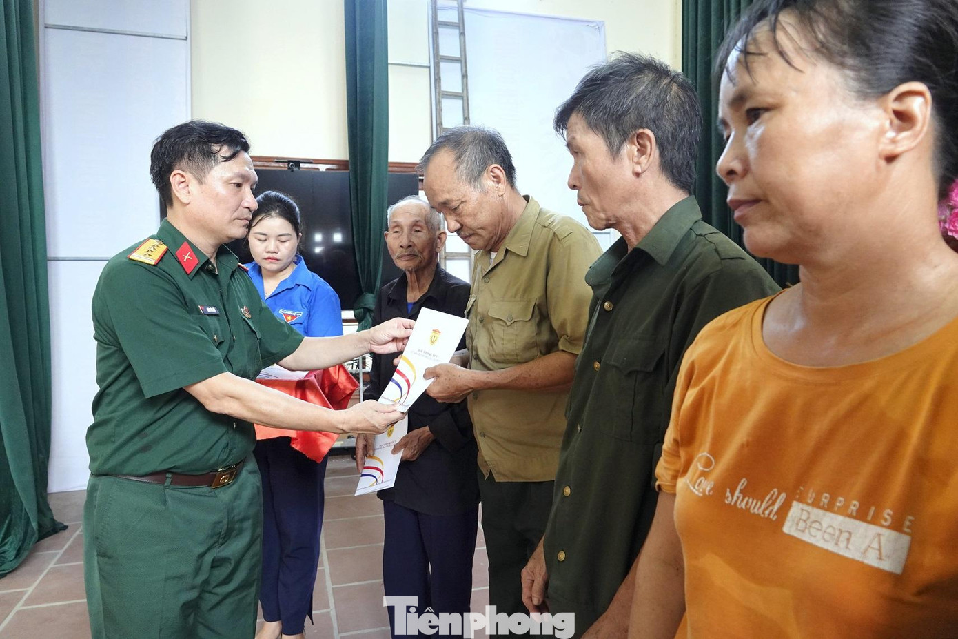 Lãnh đạo Phòng Chính trị Học viện Quân y và UBND xã Vô Tranh trao tặng quà cho các gia đình chính sách trên địa bàn xã Vô Tranh