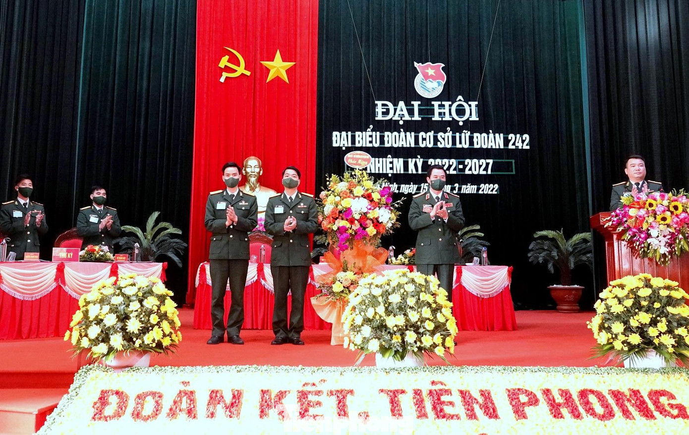 Trung tướng Nguyễn Quang Cường, Bí thư Đảng ủy, Chính ủy Quân khu 3 tặng hoa chúc mừng đại hội, sáng 15/3 Trung tướng Nguyễn Quang Cường, Bí thư Đảng ủy, Chính ủy Quân khu 3 tặng hoa chúc mừng đại hội, sáng 15/3