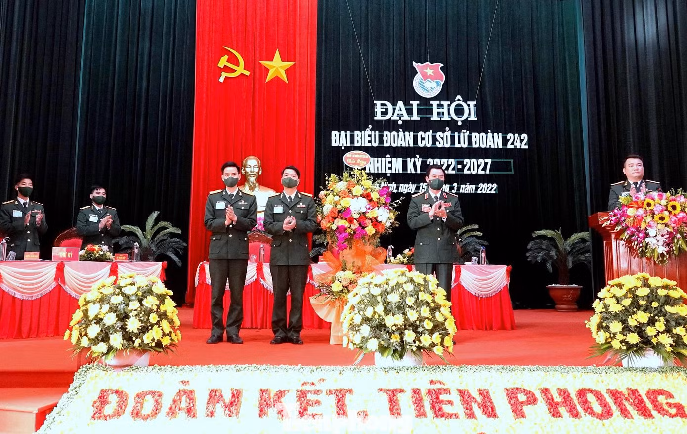 Trung tướng Nguyễn Quang Cường, Bí thư Đảng ủy, Chính ủy Quân khu 3 tặng hoa chúc mừng đại hội, sáng 15/3 Trung tướng Nguyễn Quang Cường, Bí thư Đảng ủy, Chính ủy Quân khu 3 tặng hoa chúc mừng đại hội, sáng 15/3