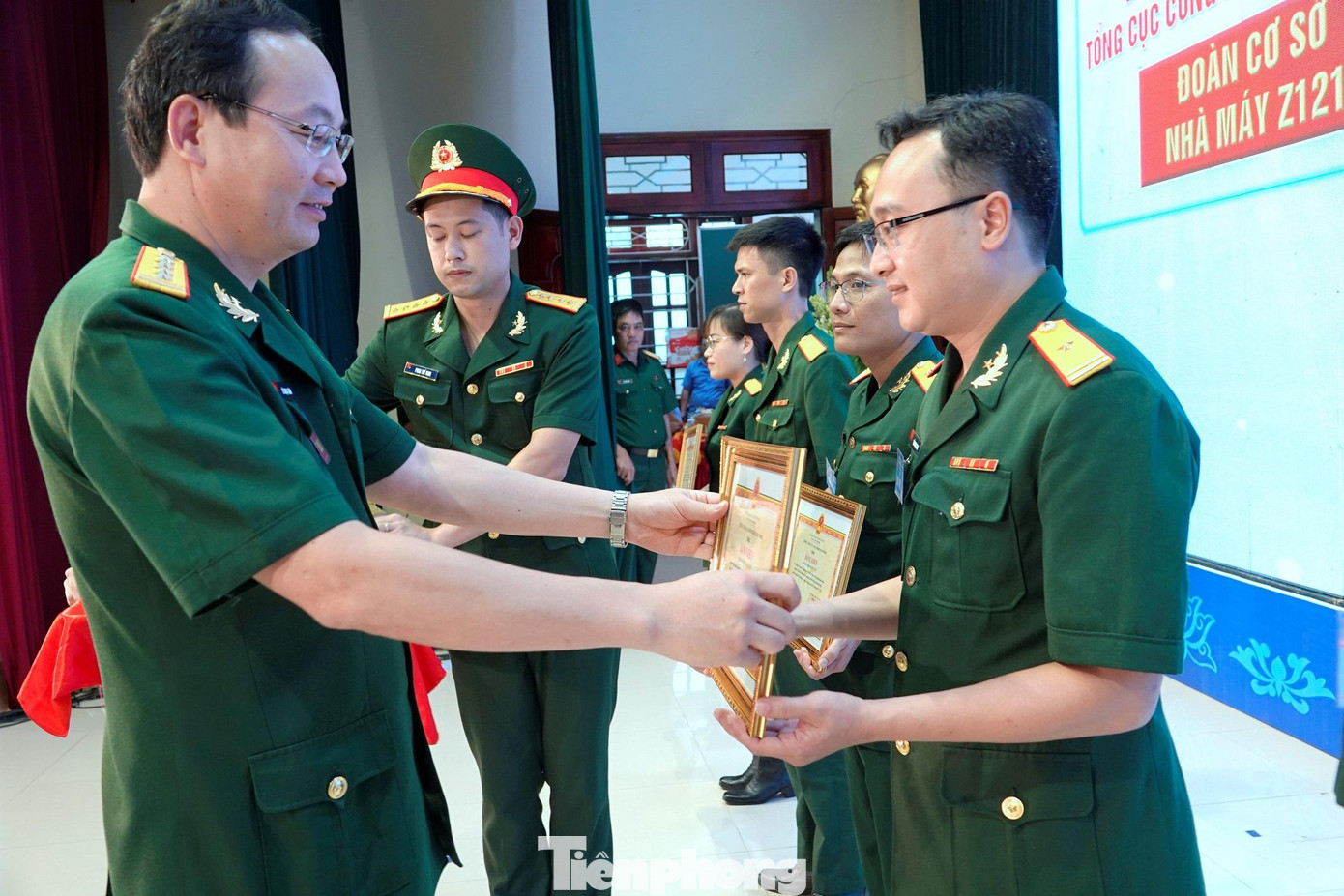 Tặng Bằng khen của Chính ủy Tổng cục CNQP cho Đoàn cơ sở Nhà máy Z121