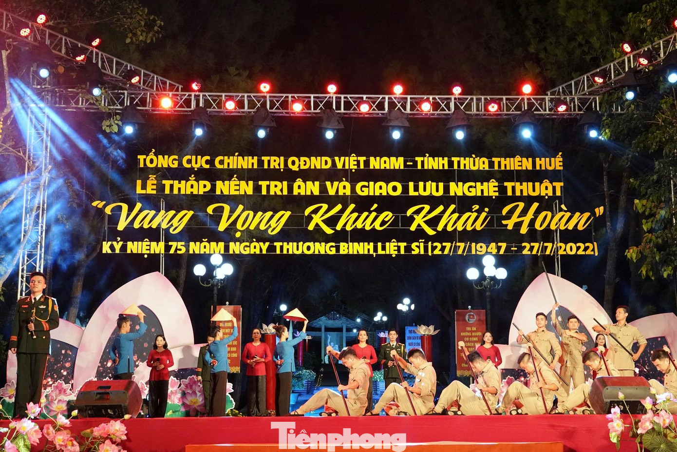 Các tiết mục trong chương trình nghệ thuật “Vang vọng khúc khải hoàn” được thể hiện bởi các nghệ sĩ, diễn viên, ĐVTN của Nhà hát Ca múa nhạc Quân đội, Đoàn Văn công Quân khu 4, Tỉnh Đoàn Thừa Thiên - Huế