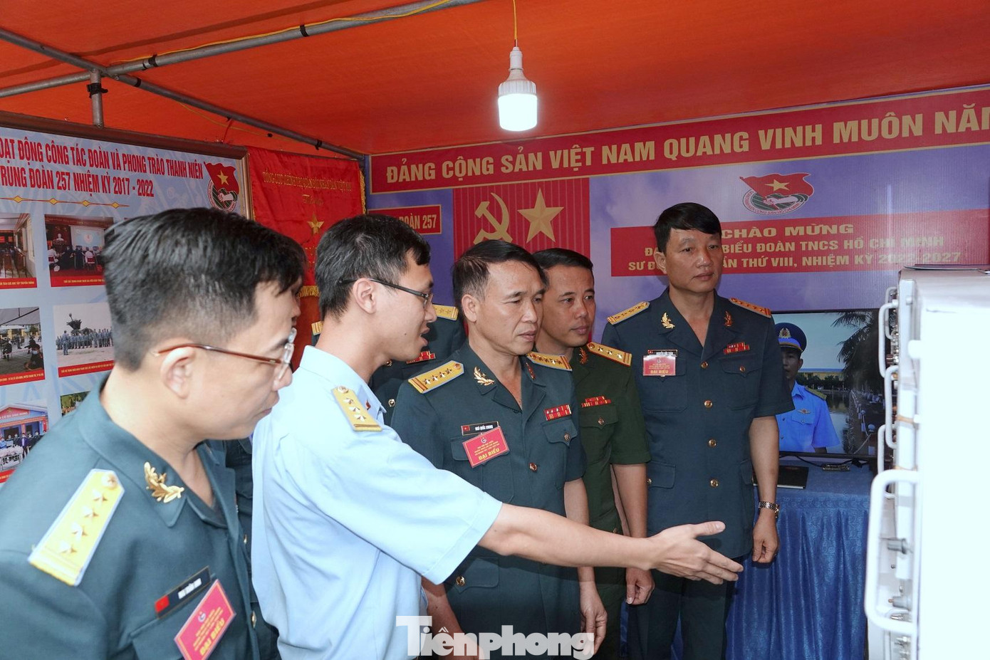 Các đại biểu tham quan mô hình sáng kiến, cải tiến của ĐVTN Trung đoàn 257 - Sư đoàn 361 Các đại biểu tham quan mô hình sáng kiến, cải tiến của ĐVTN Trung đoàn 257 - Sư đoàn 361