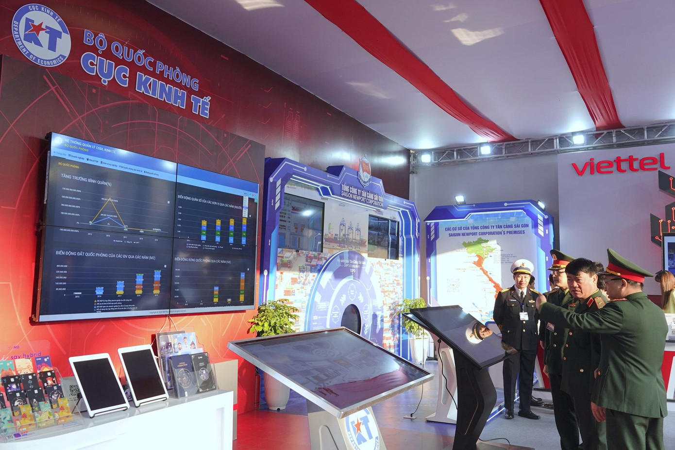 Thay vì trưng bày các loại vũ khí, khí tài, thiết bị của các quân binh chủng, ngành, tại Hội nghị Quân chính toàn quân năm nay, Quân ủy Trung ương, Bộ Quốc phòng triển khai trưng bày các sản phẩm, kết quả chuyển đổi số trong Bộ Quốc phòng