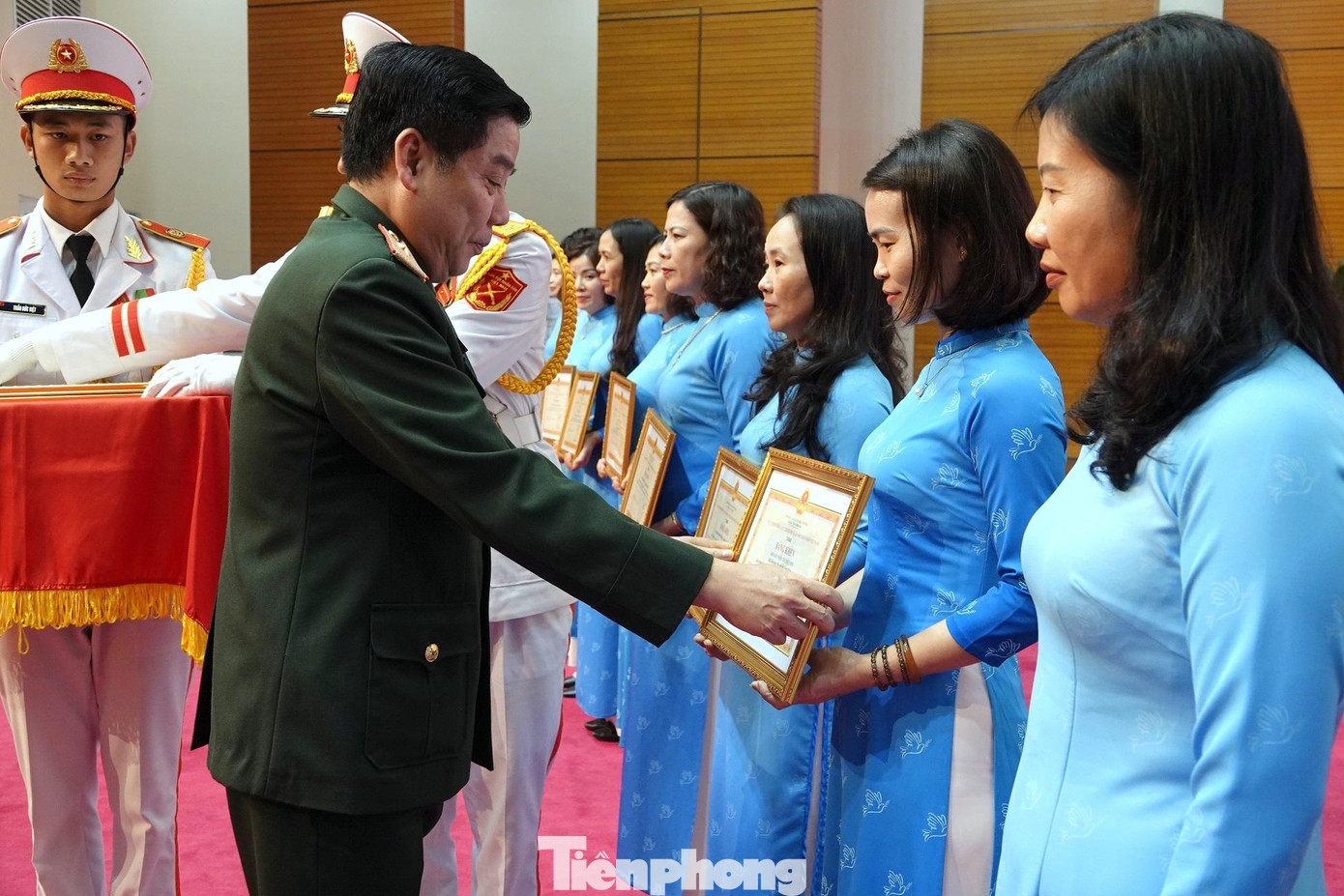 Lãnh đạo Tổng cục Chính trị QĐND Việt Nam trao thưởng cho các tập thể xuất sắc của các cấp Hội LHPN trong thực hiện chương trình phối hợp Lãnh đạo Tổng cục Chính trị QĐND Việt Nam trao thưởng cho các tập thể xuất sắc của các cấp Hội LHPN trong thực hiện chương trình phối hợp