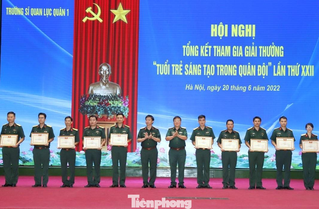 Lãnh đạo nhà trường trao thưởng cho chủ nhiệm các công trình đoạt Giải thưởng TTST trong Quân đội lần thứ 22