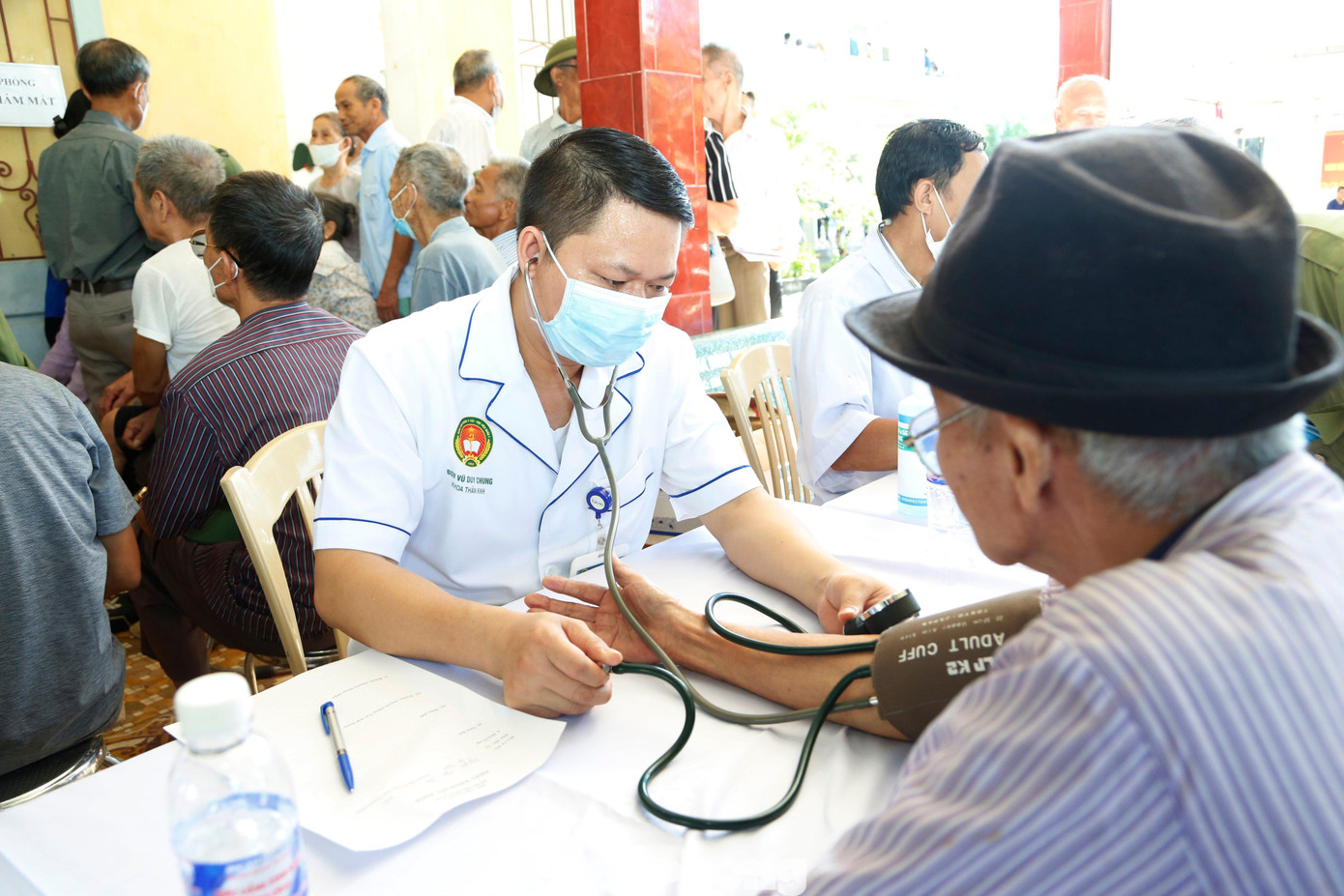 Y bác sĩ Học viện Quân y thăm khám bệnh, phát thuốc miễn phí cho người dân trong tháng 7/2022