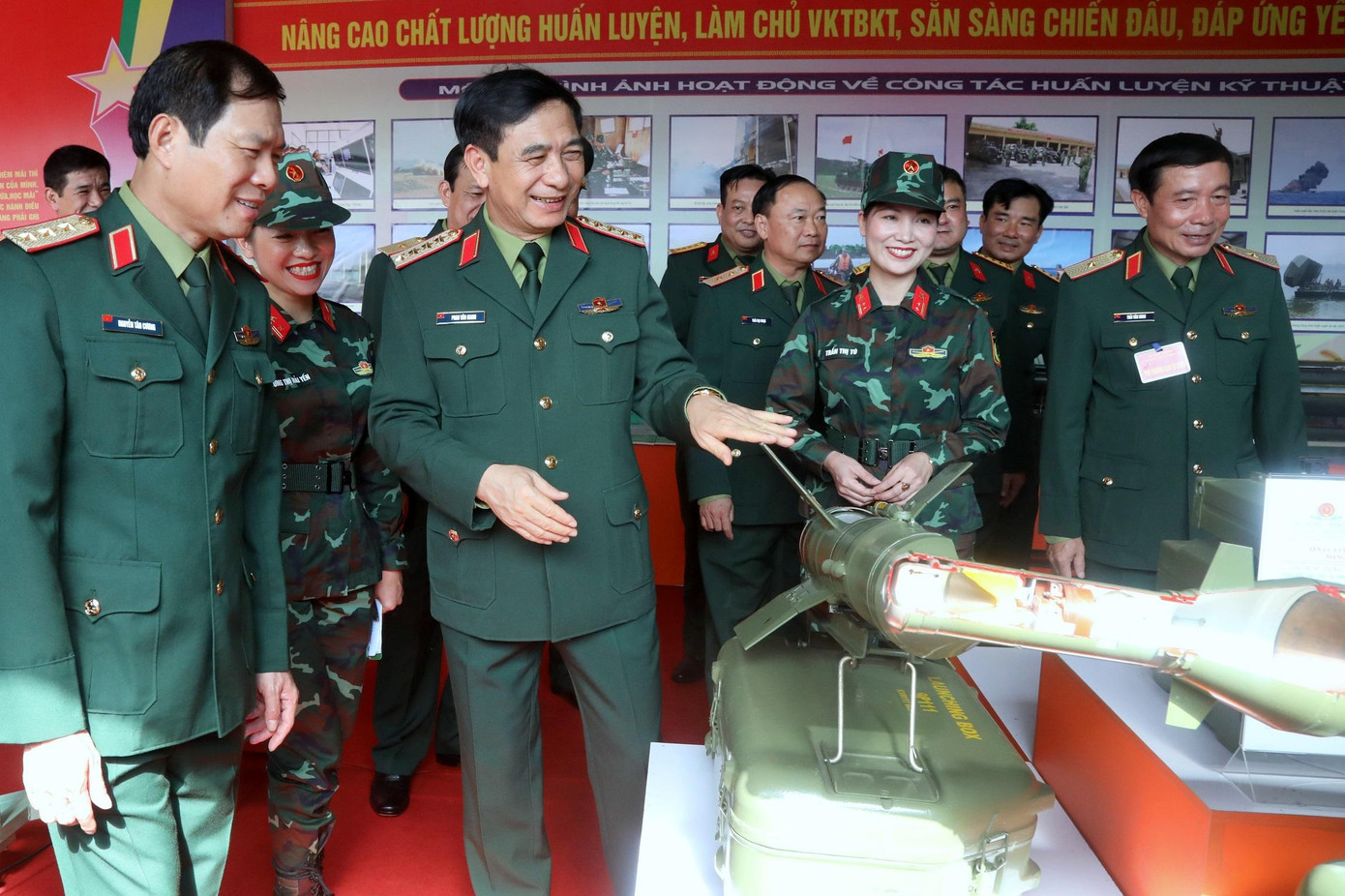 Lãnh đạo Quân ủy Trung ương, Bộ Quốc phòng tham quan các thiết bị, khí tài quân sự được trưng bày tại hội nghị, ngày 17/11 Lãnh đạo Quân ủy Trung ương, Bộ Quốc phòng tham quan các thiết bị, khí tài quân sự được trưng bày tại hội nghị, ngày 17/11