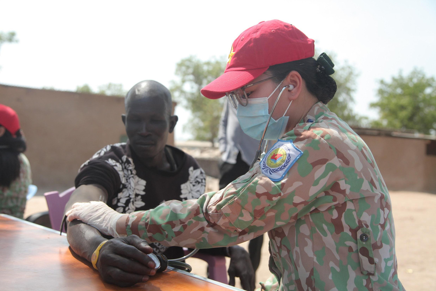 Y bác sĩ BVDC 2.3 khám bệnh cho tù nhân Nam Sudan. Ảnh: Tiến Phúc