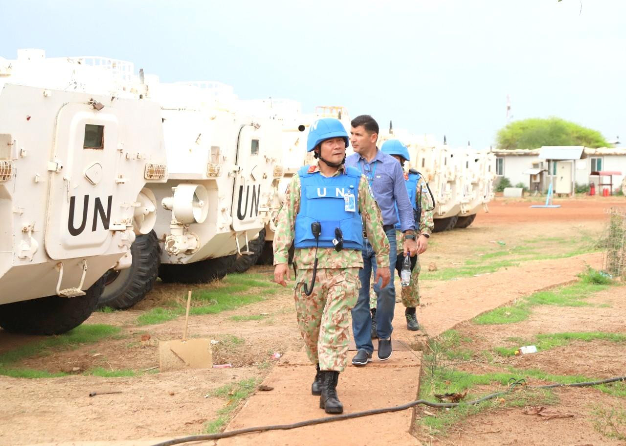 Đại tá Mạc Đức Trọng - Phó Cục trưởng Cục Gìn giữ hòa bình Việt Nam, Đội trưởng Đội Công binh số 1, Chỉ huy trưởng lực lượng Việt Nam tại Phái bộ UNISFA dẫn đầu mũi 1 đi trinh sát tuyến đường trong Phân khu Bắc và Căn cứ Dokura Đại tá Mạc Đức Trọng - Phó Cục trưởng Cục Gìn giữ hòa bình Việt Nam, Đội trưởng Đội Công binh số 1, Chỉ huy trưởng lực lượng Việt Nam tại Phái bộ UNISFA dẫn đầu mũi 1 đi trinh sát tuyến đường trong Phân khu Bắc và Căn cứ Dokura