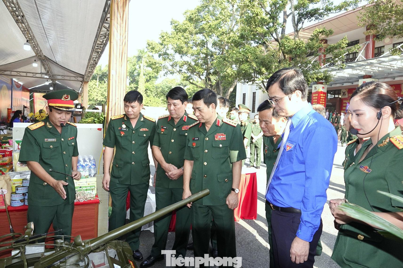 Tại gian trưng bày của tuổi trẻ Quân khu 4. Ảnh: Nguyễn Minh