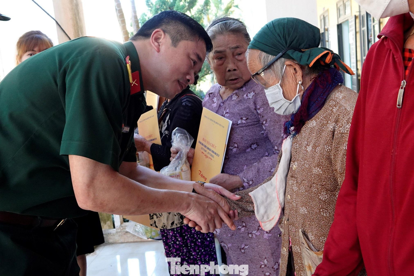 Thượng tá Nguyễn Đức Cương - Phó trưởng ban Thanh niên Quân đội trao tặng quà tri ân cho người dân