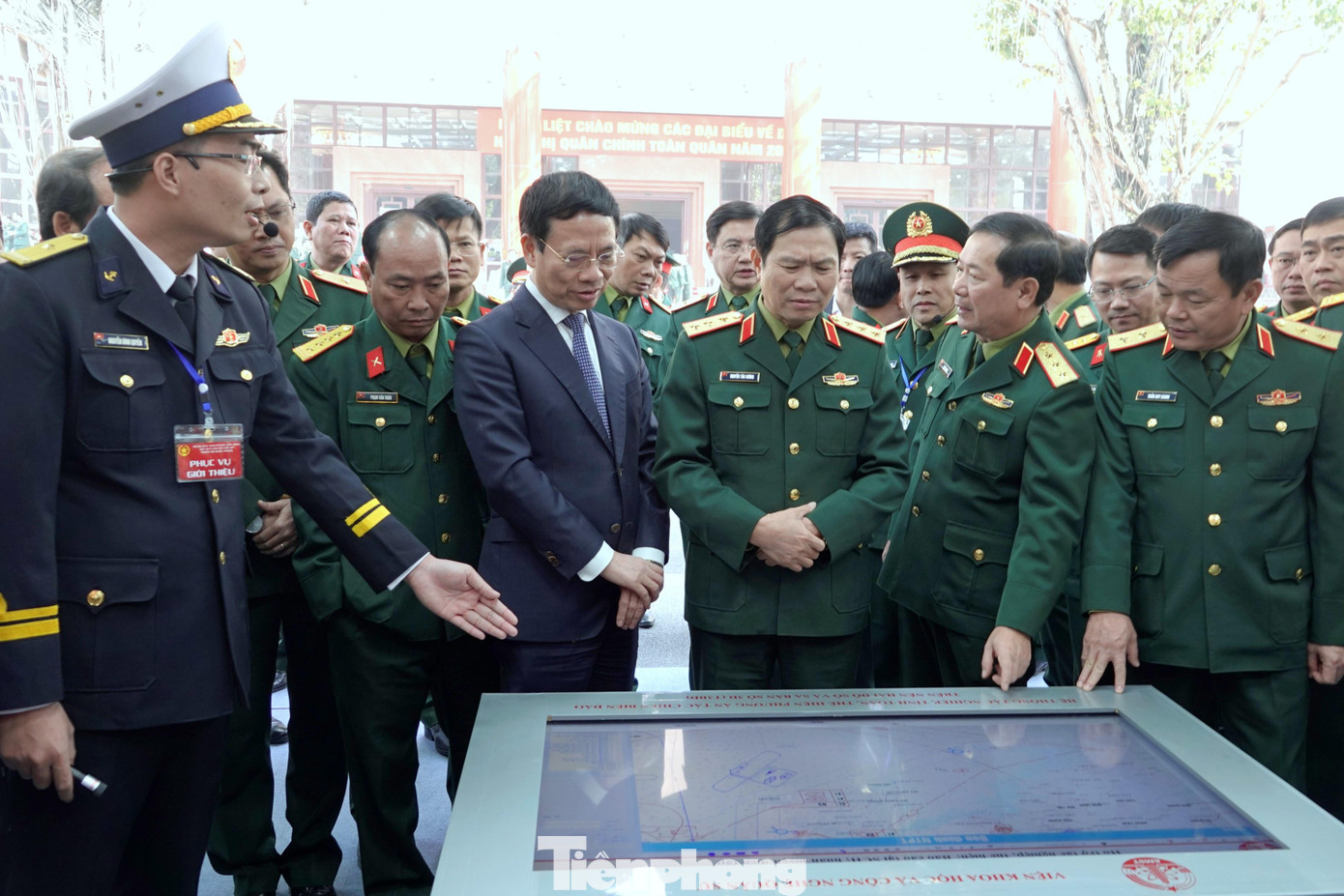 Lãnh đạo Bộ Quốc phòng, Bộ Thông tin và Truyền thông cùng các đại biểu tham quan khu trưng bày chuyển đổi số của Bộ Quốc phòng, ngày 20/12. Ảnh: Nguyễn Minh