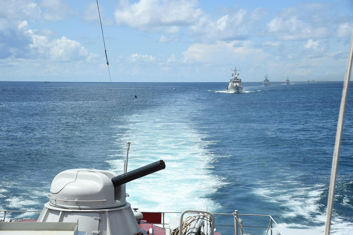 Các biên đội tàu chiến đấu của Lữ đoàn 127 cơ động vào tuyến bắn đạn thật Các biên đội tàu chiến đấu của Lữ đoàn 127 cơ động vào tuyến bắn đạn thật