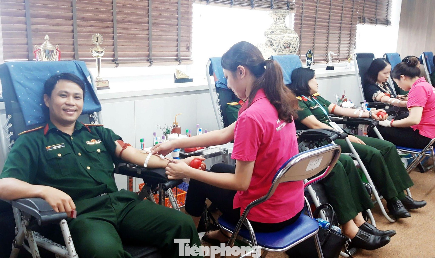 Thiếu tá Duy Văn tham gia hiến máu tình nguyện cứu chữa đồng đội và người dân