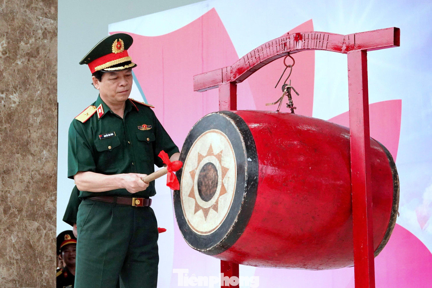 Thiếu tướng Nguyễn Văn Bình - Phó Chính ủy Tổng cục Kỹ thuật đánh trống khai hội tại ngày hội