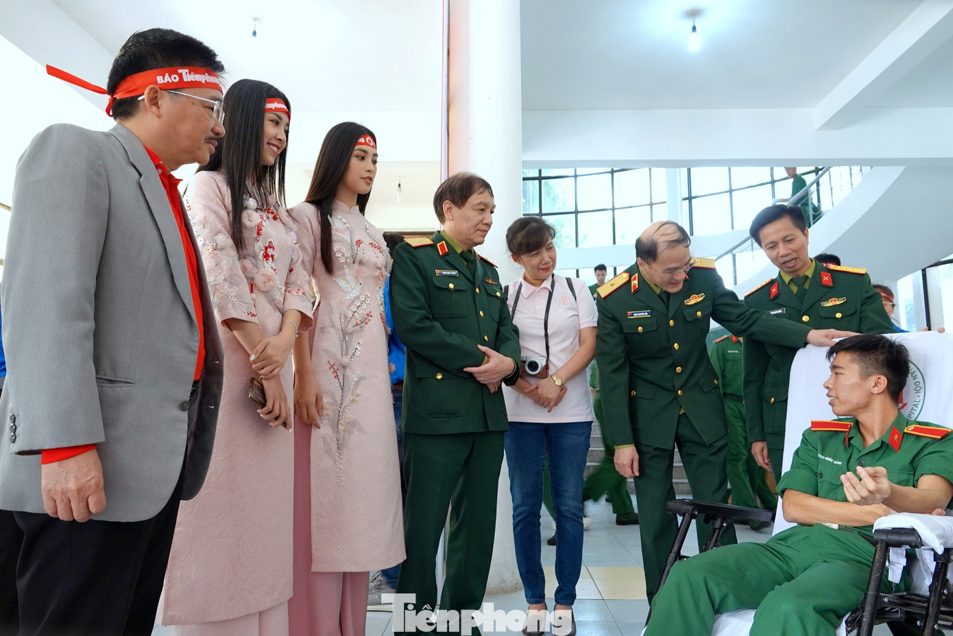 Lãnh đạo các đơn vị trò chuyện, thăm hỏi học viên tham gia hiến máu trong Ngày hội Chủ nhật Đỏ do Báo Tiền Phong phối hợp với Bệnh viện Trung ương Quân đội 108 và Học viện Kỹ thuật Quân sự tổ chức. Ảnh: Nguyễn Minh Lãnh đạo các đơn vị trò chuyện, thăm hỏi học viên tham gia hiến máu trong Ngày hội Chủ nhật Đỏ do Báo Tiền Phong phối hợp với Bệnh viện Trung ương Quân đội 108 và Học viện Kỹ thuật Quân sự tổ chức. Ảnh: Nguyễn Minh