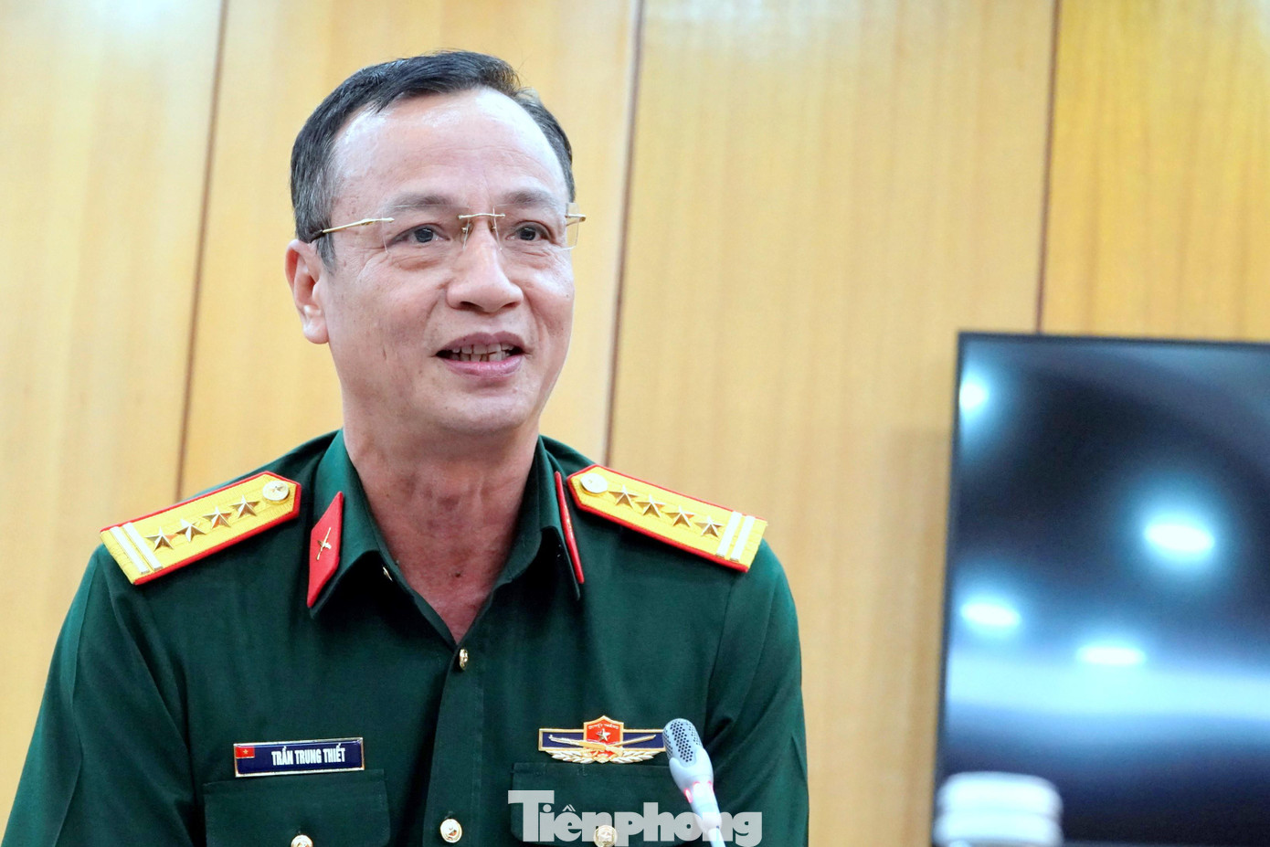 Đại tá Trần Trung Thiết - Phó Cục trưởng Cục Tổ chức nêu ý kiến tại hội nghị