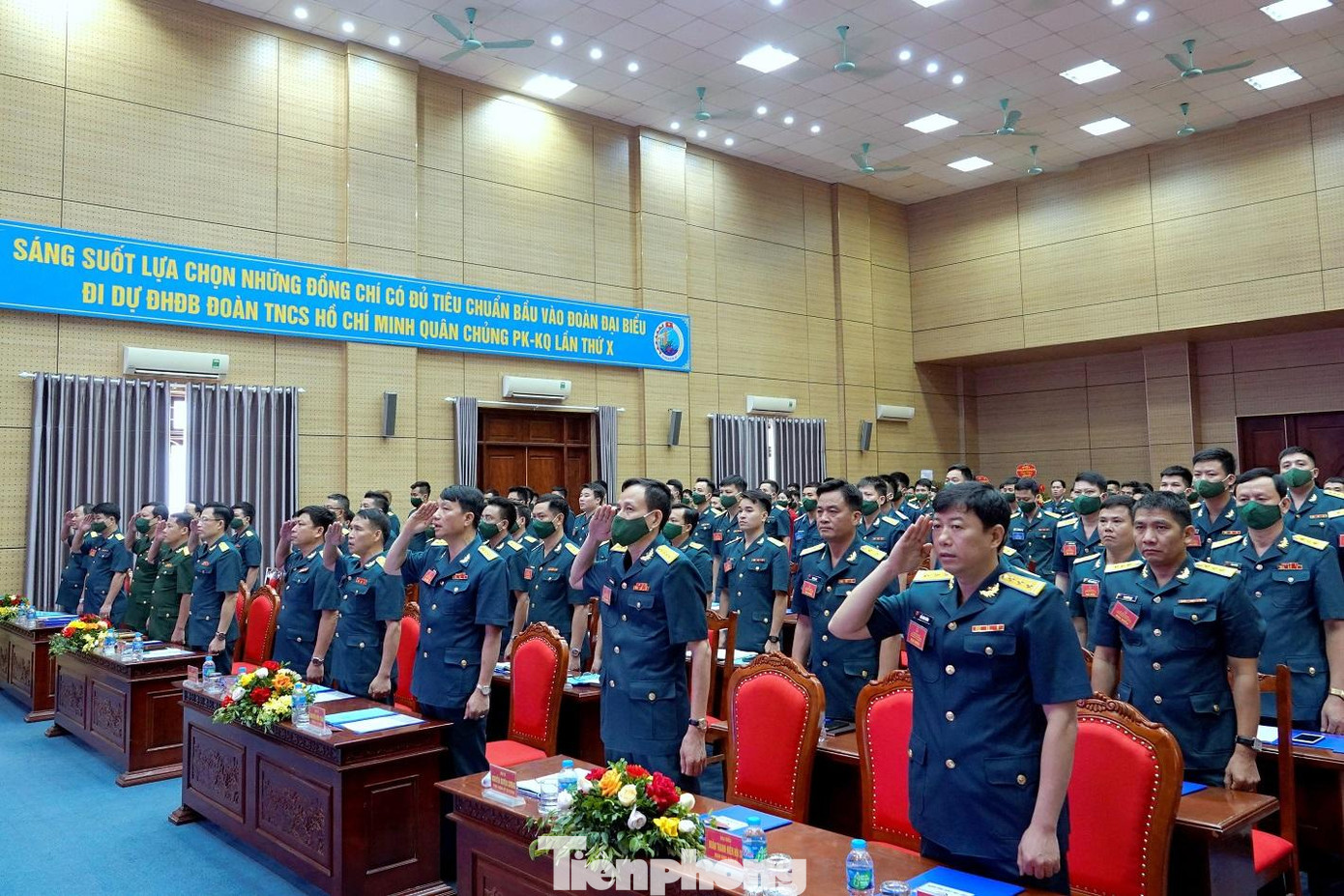 Đại biểu dự đại hội làm lễ chào cờ Đại biểu dự đại hội làm lễ chào cờ