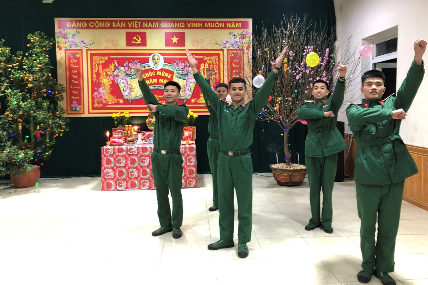 Chiến sĩ Sư đoàn 324 tham gia các trò chơi vui nhộn đón chào năm mới