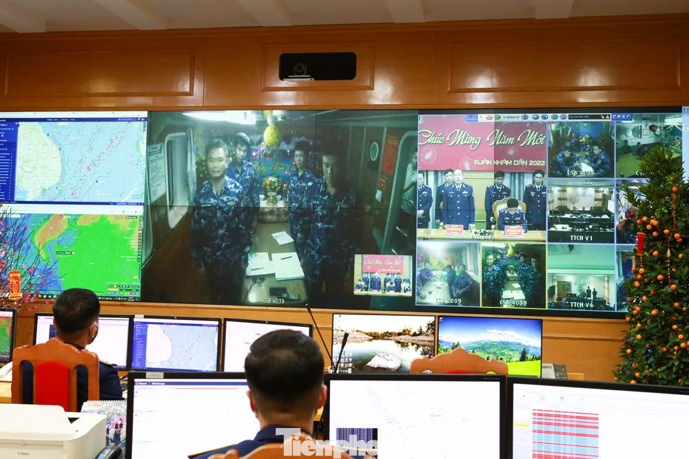 Các tàu Cảnh sát biển báo cáo nhiệm vụ trực Tết về Sở chỉ huy Bộ Tư lệnh qua hệ thống thông tin vệ tinh trong đêm giao thừa