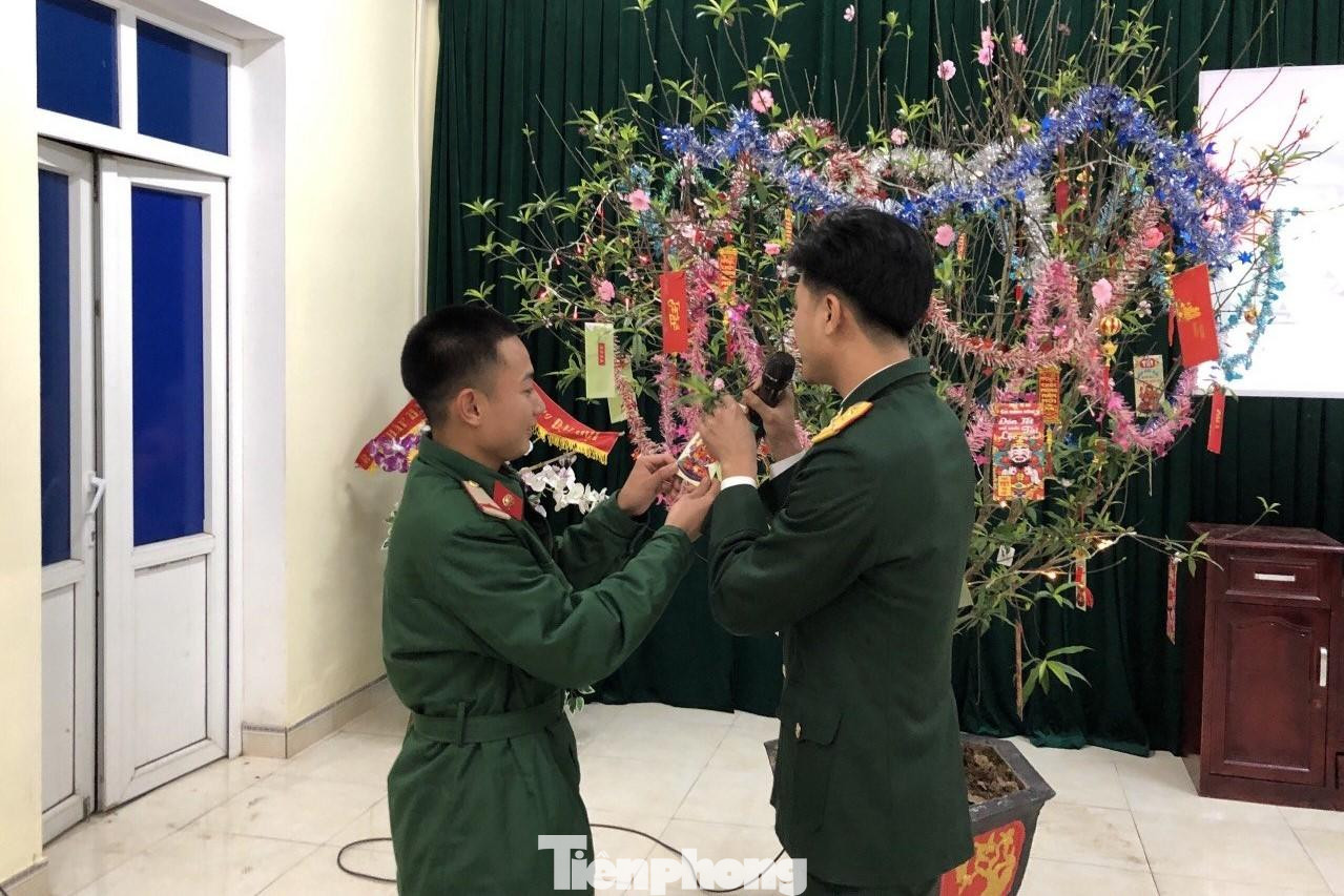 Tại Nghệ An, các chiến sĩ Tiểu đoàn 18 Thông tin (Sư đoàn bộ binh chủ lực 324, Quân khu 4) sôi nổi tham gia trò chơi hái hoa dân chủ