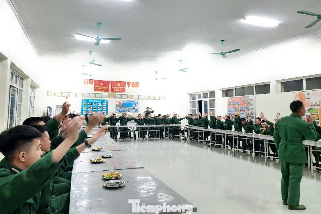 Lính trẻ Trung đoàn 3 (Sư đoàn bộ binh chủ lực 324, Quân khu 4) vui hết mình với Tết quân ngũ