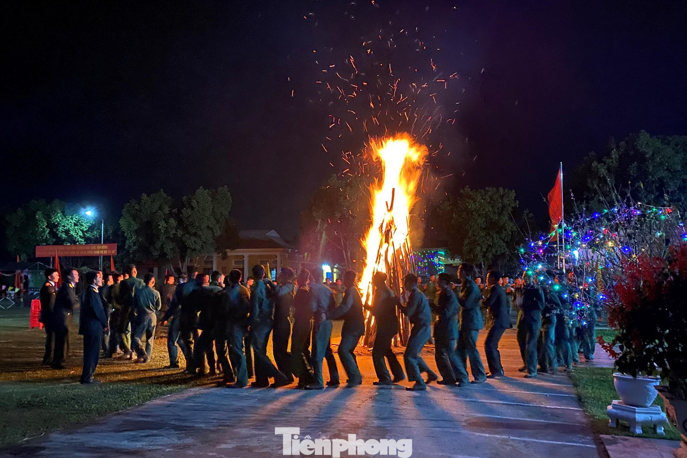 Cán bộ, chiến sĩ Tiểu đoàn Cối 100 (Sư đoàn bộ binh chủ lực 324, Quân khu 4) cùng tham gia đốt lửa trại trong đêm giao thừa
