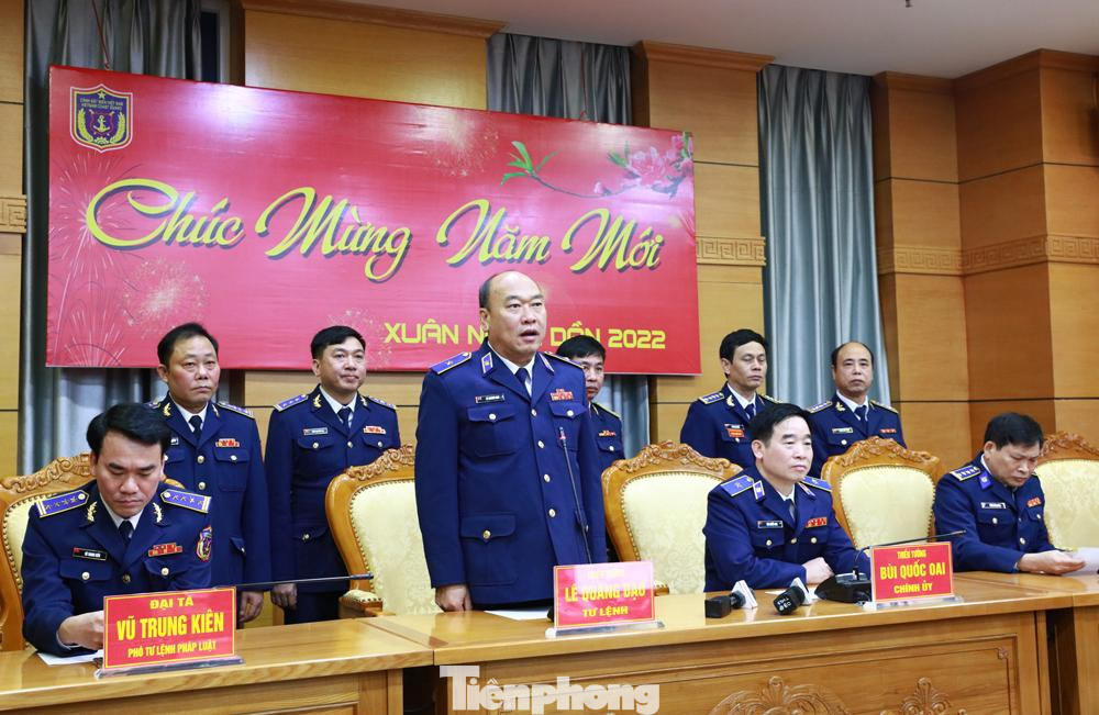 Tại Sở chỉ huy Bộ Tư lệnh Cảnh sát biển Việt Nam, chúc Tết các tàu làm nhiệm vụ trực Tết trên các vùng biển qua hệ thống thông tin vệ tinh, Tư lệnh Lê Quang Đạo chúc những người lính biển can trường đón Xuân mới ấm áp; đồng sức, đồng lòng, cùng quyết tâm hoàn thành xuất sắc nhiệm vụ được giao trong năm 2022.