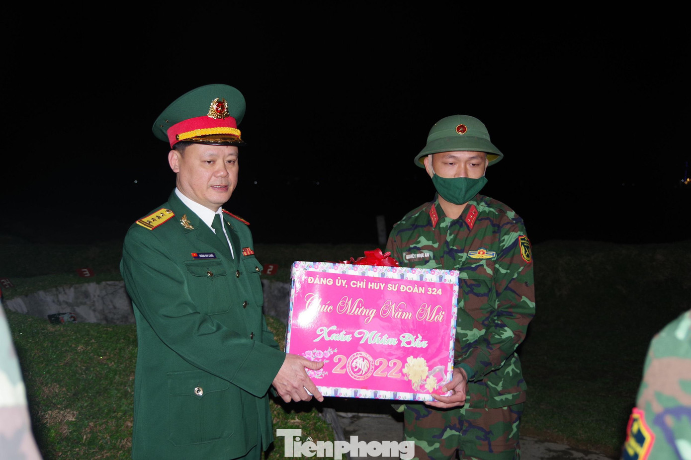 Đại tá Hoàng Duy Chiến, Sư đoàn trưởng Sư đoàn 324 tới động viên các chiến sĩ trực trận địa súng máy 12,7mm trong đêm giao thừa