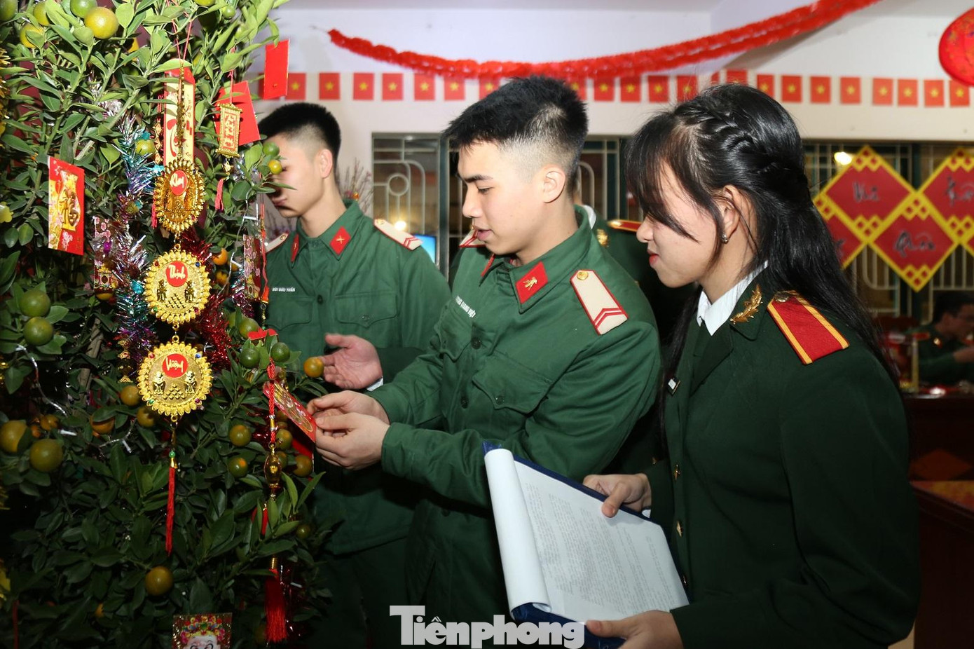 Đoàn viên thanh niên Học viện Kỹ thuật Quân sự tham gia hái hoa dân chủ