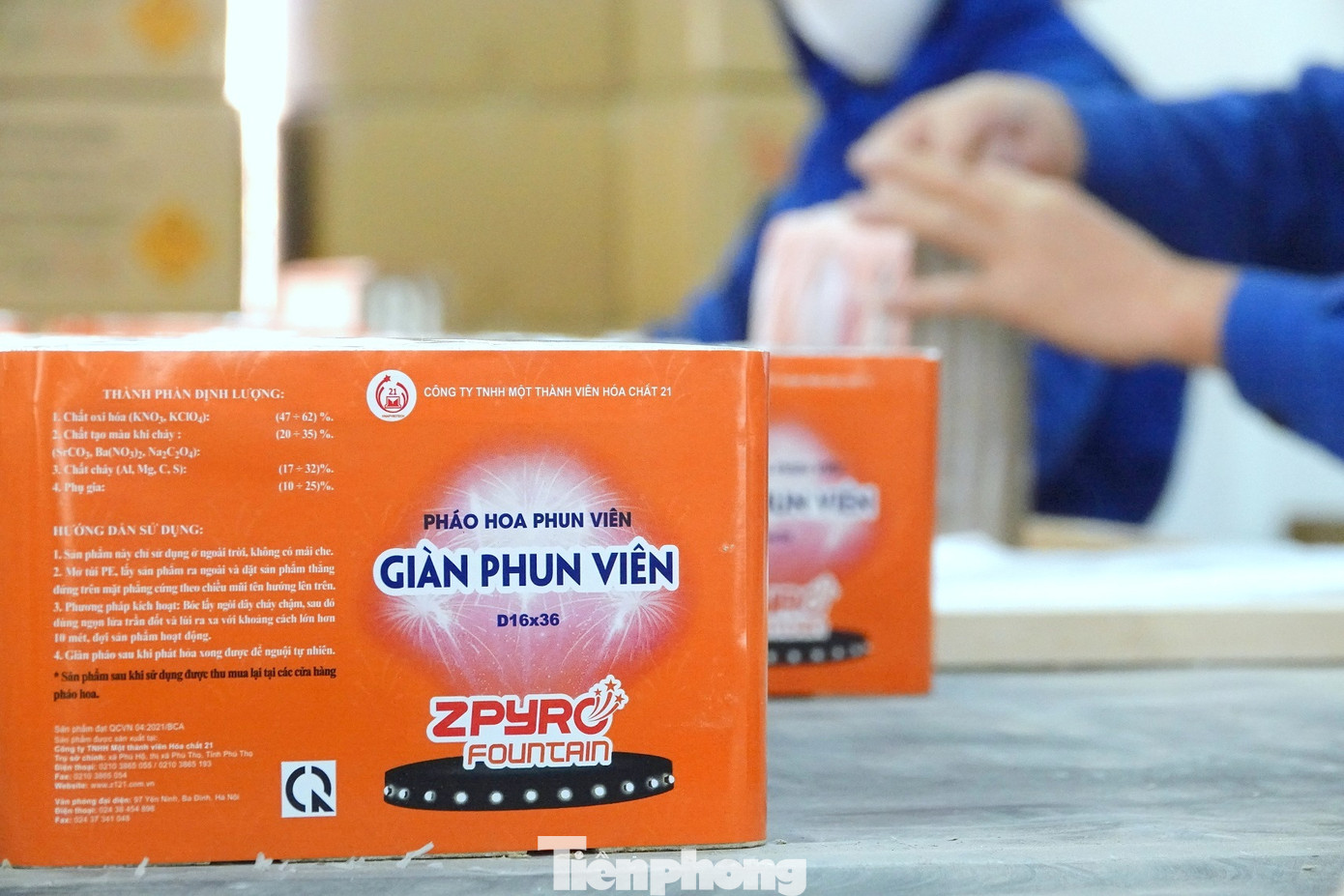 Sản phẩm pháo hoa giàn phun viên với 36 ống phóng trong mỗi giàn