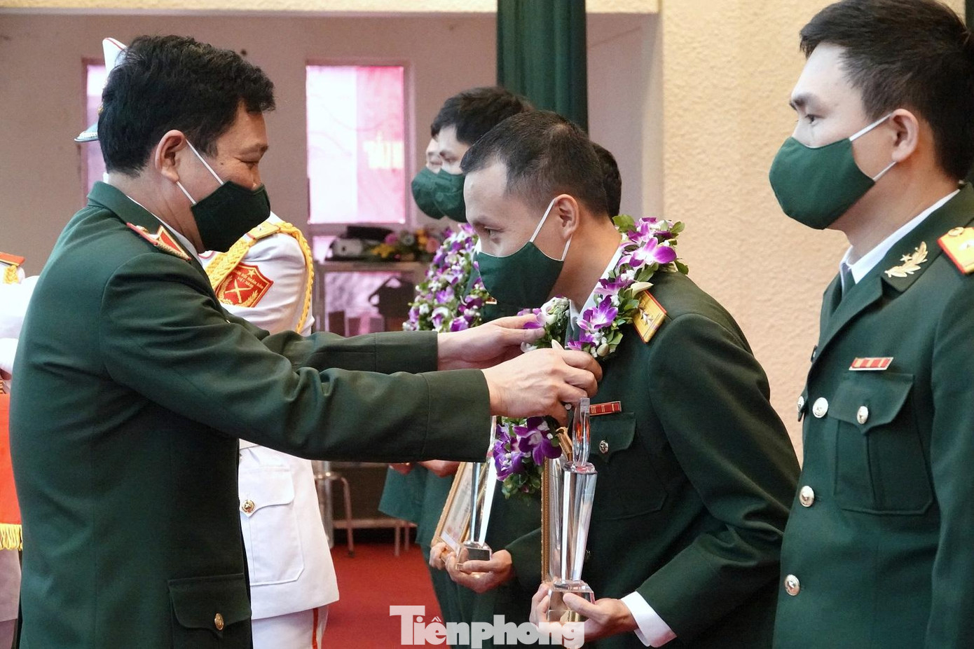 Thiếu tướng Chu Văn Đoàn, Chủ nhiệm Chính trị BTTM trao thưởng cho các Gương mặt trẻ tiêu biểu BTTM năm 2021. Ảnh: Nguyễn Minh