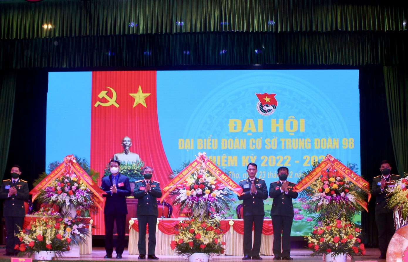 Lãnh đạo Tổng cục Chính trị, Trung ương Đoàn và Quân khu 2 tặng hoa chúc mừng tuổi trẻ Trung đoàn 98 tại phiên khai mạc Đại hội, sáng 23/2. Ảnh: Mai Hoa