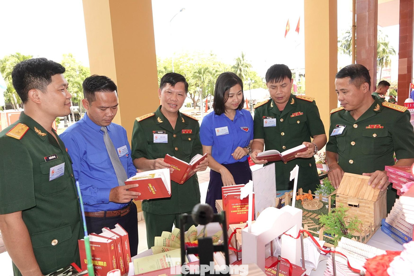 Lãnh đạo, đại biểu các cơ quan, đơn vị tham quan khu trưng bày tại đại hội