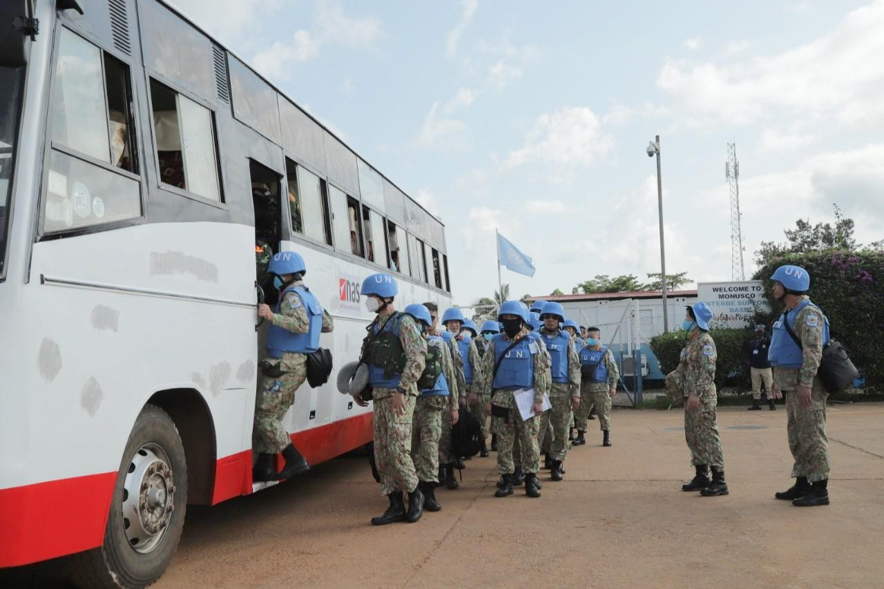 Lên xe ra sân bay để đến Kadougli