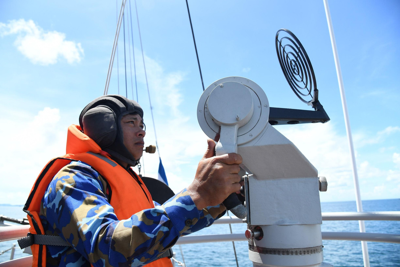 Xạ thủ pháo AK630 trên Tàu 265 (Hải đội 512, Lữ đoàn 127) ngắm bắn mục tiêu trên không Xạ thủ pháo AK630 trên Tàu 265 (Hải đội 512, Lữ đoàn 127) ngắm bắn mục tiêu trên không