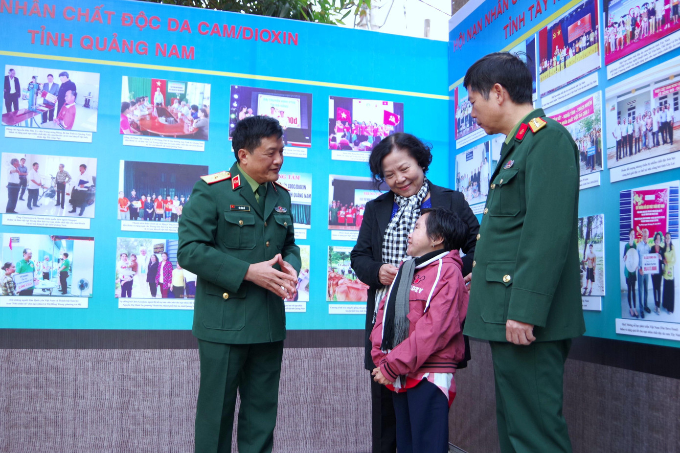 Thiếu tướng Hà Văn Cử - Tư lệnh Binh chủng Hóa học (ngoài cùng bên trái) trò chuyện với nạn nhân chất độc da cam/dioxin và các đại biểu tại chương trình Thiếu tướng Hà Văn Cử - Tư lệnh Binh chủng Hóa học (ngoài cùng bên trái) trò chuyện với nạn nhân chất độc da cam/dioxin và các đại biểu tại chương trình