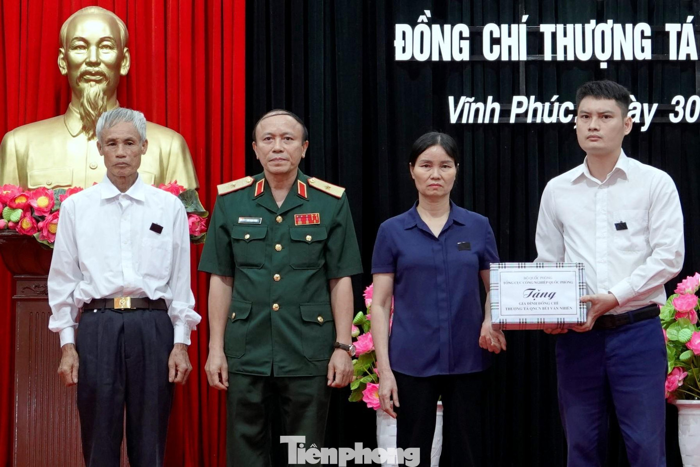Lãnh đạo Tổng cục CNQP trao quà động viên người thân của Thượng tá QNCN Bùi Văn Nhiên, chiều 30/6. Ảnh: Nguyễn Minh Lãnh đạo Tổng cục CNQP trao quà động viên người thân của Thượng tá QNCN Bùi Văn Nhiên, chiều 30/6. Ảnh: Nguyễn Minh
