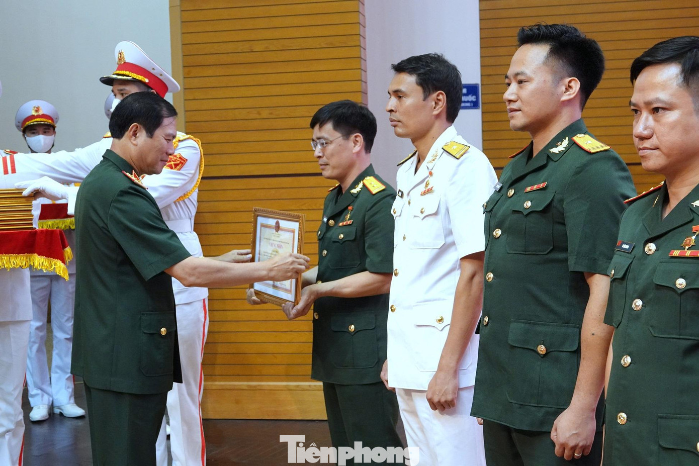 Thượng tướng Nguyễn Tân Cương, Tổng Tham mưu trưởng Quân đội nhân dân Việt Nam trao Chứng nhận cho các tác giả, đại diện tập thể tác giả có công trình đạt giải Nhất Thượng tướng Nguyễn Tân Cương, Tổng Tham mưu trưởng Quân đội nhân dân Việt Nam trao Chứng nhận cho các tác giả, đại diện tập thể tác giả có công trình đạt giải Nhất